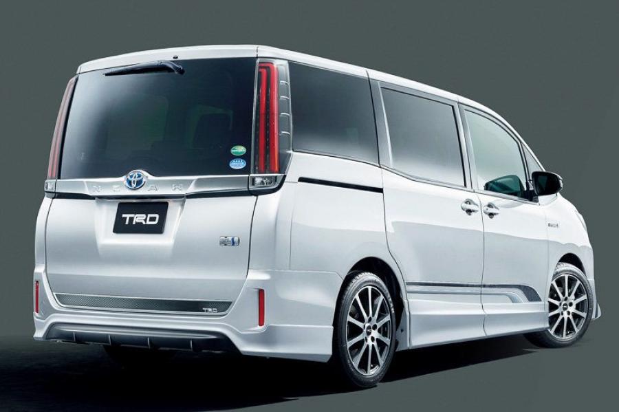  Toyota Noah by TRD 2017 года  (фото 2 из 10)